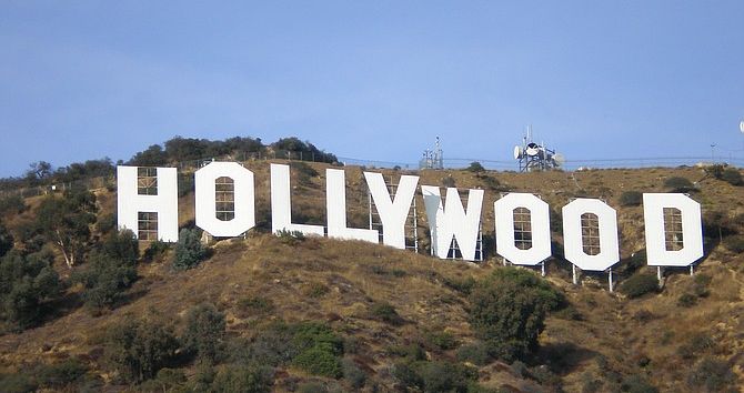 Warner Bros đề xuất x&acirc;y dựng trạm xe điện đến Bảng hiệu Hollywood tại Los Angeles