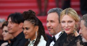 Ban giám khảo xuất hiện lộng lẫy tại thảm đỏ Cannes ngày khai mạc